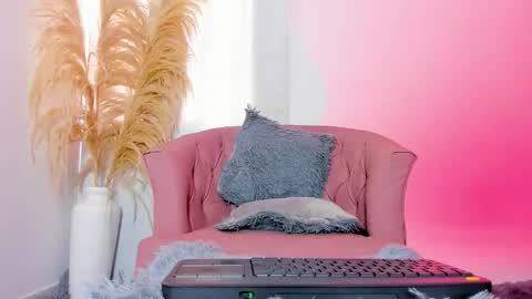 Mia online show from February 2026 05:17:02 PM