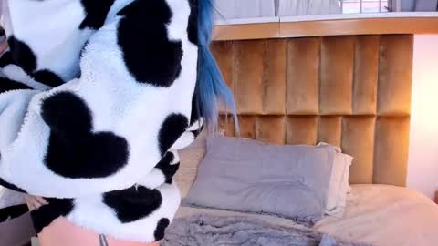 Anna  online show from February 2025 11:57:02 AM