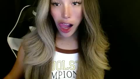 Queen Gwen online show from November 2025 05:07:01 AM