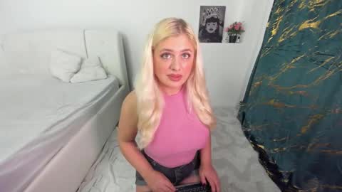 Snapshot of innocent_angell chatting on November 2025 10:34:02 PM Eva online show from November 2025 10:34:02 PM