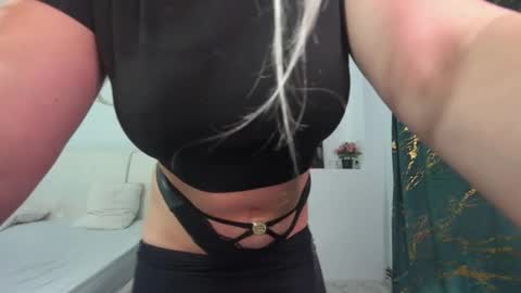 Snapshot of innocent_angell chatting on November 2025 11:26:01 PM Eva online show from November 2025 11:26:01 PM