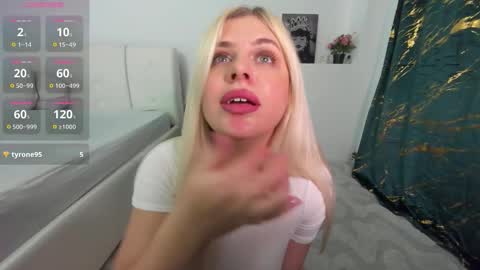 Snapshot of innocent_angell chatting on November 2025 11:51:01 PM Eva online show from November 2025 11:51:01 PM