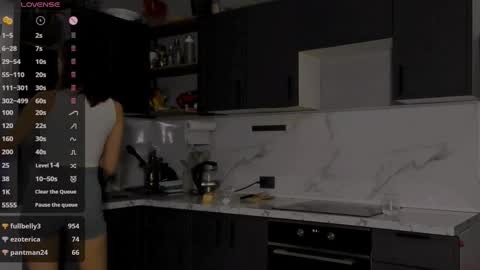 Snapshot of internetsexplorer chatting on December 2024 02:19:02 AM Bernadette  Join  online show from December 2024 02:19:02 AM