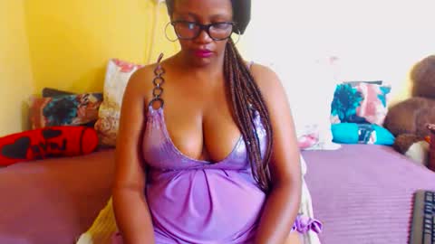 Snapshot of intimacysexy chatting on November 2025 03:58:02 PM boniswa caroline online show from November 2025 03:58:02 PM