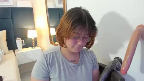 Snapshot of isa_grey_ chatting on November 2025 06:25:02 AM Isa online show from November 2025 06:25:02 AM