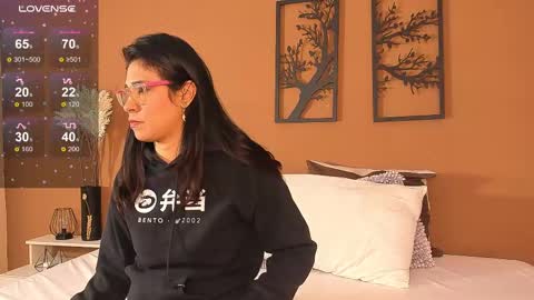 oIssaJonneso online show from February 2025 12:24:01 PM