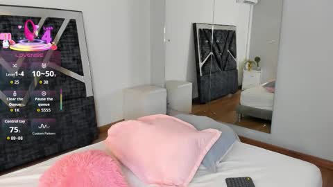 oIssaJonneso online show from September 2025 12:29:01 PM