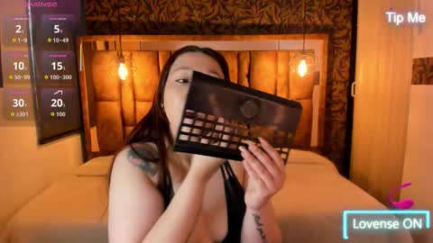 Snapshot of isa_thompson__ chatting on December 2025 12:10:01 PM I S A online show from December 2025 12:10:01 PM