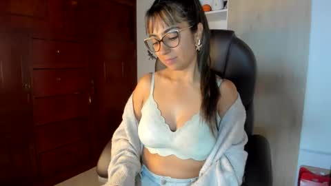 Isabella22 1 online show from February 2026 02:54:01 AM