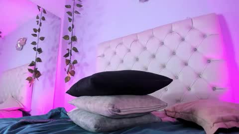 Snapshot of isabella_flowerss chatting on November 2025 10:10:02 PM online show from November 2025 10:10:02 PM