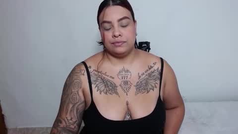 Snapshot of isabella_hots chatting on November 2025 12:00:02 PM estefania online show from November 2025 12:00:02 PM