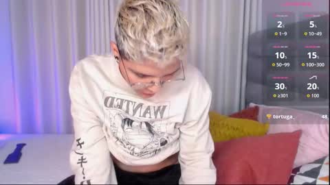 Isabella Mout  online show from November 2025 12:31:01 AM