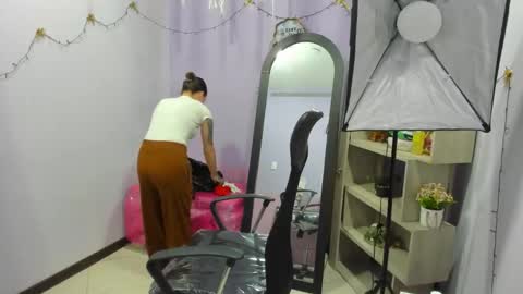 isebella online show from April 2026 01:01:02 PM