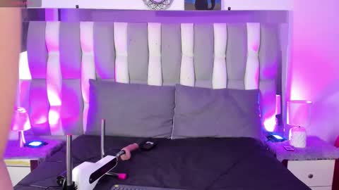 Snapshot of isadiazz chatting on November 2025 04:18:02 AM Isa online show from November 2025 04:18:02 AM