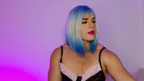 Isabella Hilton online show from February 2026 12:09:02 PM