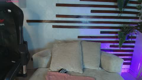 Snapshot of isamoon_ chatting on April 2026 01:20:01 PM Isa online show from April 2026 01:20:01 PM