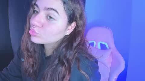 Snapshot of isarhodes_ chatting on December 2024 01:36:02 AM Isa online show from December 2024 01:36:02 AM