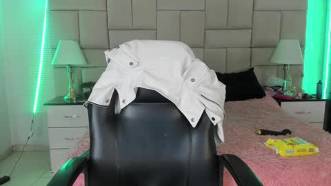 Snapshot of isis_loveyes_ chatting on December 2024 07:21:02 PM Pauli online show from December 2024 07:21:02 PM