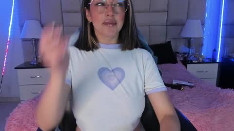 Snapshot of isis_loveyes_ chatting on December 2024 09:16:01 PM Pauli online show from December 2024 09:16:01 PM