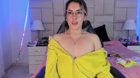 Snapshot of isis_loveyes_ chatting on December 2024 06:19:02 AM Pauli online show from December 2024 06:19:02 AM