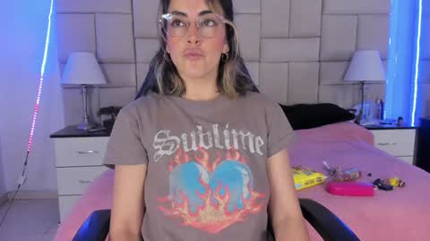 Snapshot of isis_loveyes_ chatting on December 2024 09:11:01 PM Pauli online show from December 2024 09:11:01 PM