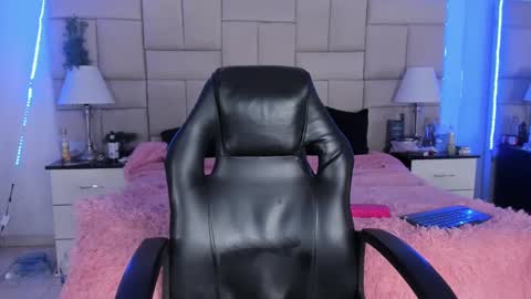 Snapshot of isis_loveyes_ chatting on January 2025 12:28:01 AM Pauli online show from January 2025 12:28:01 AM