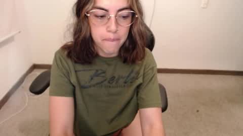 Snapshot of isis_loveyes_ chatting on January 2025 02:11:02 AM Pauli online show from January 2025 02:11:02 AM