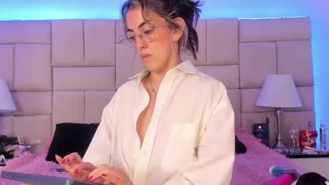 Snapshot of isis_loveyes_ chatting on March 2025 01:26:01 AM Pauli online show from March 2025 01:26:01 AM