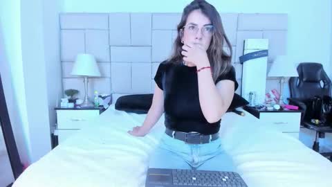 Snapshot of isis_loveyes_ chatting on October 2025 08:21:02 PM Pauli online show from October 2025 08:21:02 PM