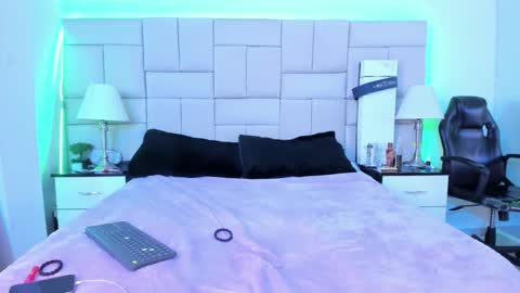 Snapshot of isis_loveyes_ chatting on November 2025 11:48:02 PM Pauli online show from November 2025 11:48:02 PM