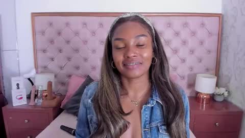 Snapshot of isla_scott chatting on November 2025 11:23:02 AM Vanessa online show from November 2025 11:23:02 AM