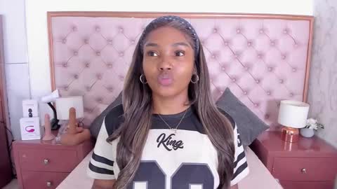 Snapshot of isla_scott chatting on November 2025 11:20:01 AM Vanessa online show from November 2025 11:20:01 AM