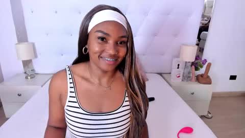 Snapshot of isla_scott chatting on November 2025 11:20:01 AM Vanessa online show from November 2025 11:20:01 AM