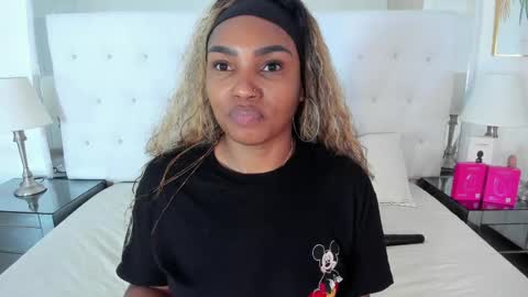 Snapshot of isla_scott chatting on May 2026 11:39:02 AM Vanessa online show from May 2026 11:39:02 AM