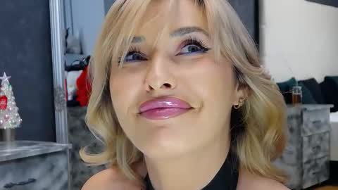 IssaSmyth online show from December 2025 03:54:01 PM