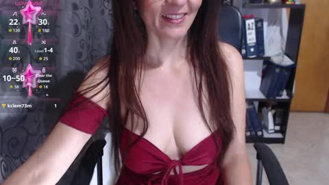 Snapshot of issy_mel chatting on April 2026 10:35:02 AM Issy online show from April 2026 10:35:02 AM