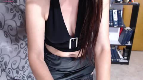 Snapshot of issy_mel chatting on April 2026 10:22:02 AM Issy online show from April 2026 10:22:02 AM