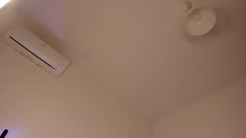 Isabella online show from November 2025 01:45:01 PM