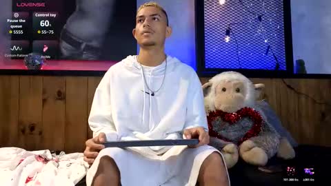 Snapshot of itszairen chatting on February 2026 04:42:02 AM itszairen online show from February 2026 04:42:02 AM