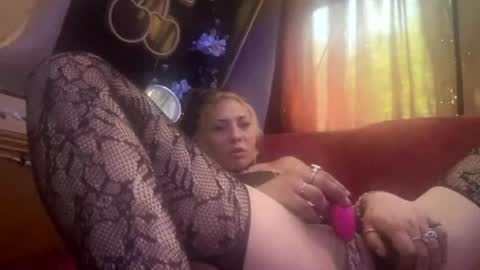 iveyroseexo online show from June 2026 09:01:02 PM