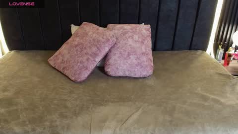 I V O N N E R O S S online show from March 2026 12:00:01 PM