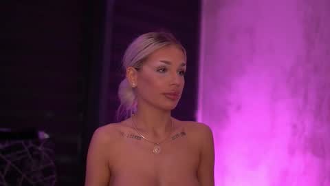 IvyRowa online show from November 2025 06:24:02 PM