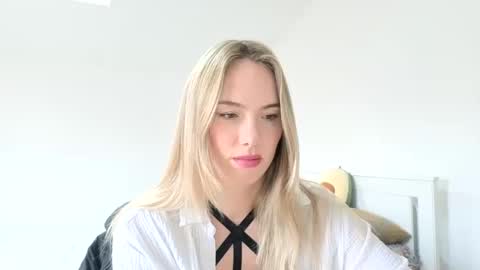 ivyyy1995 online show from November 2025 01:00:02 PM