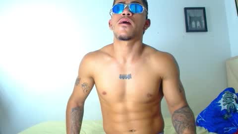 izaack online show from December 2025 06:00:01 AM