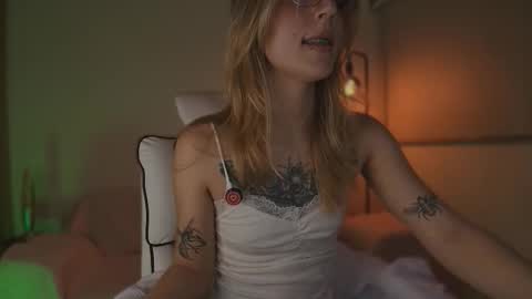 Linda Sofia help me get to 100 thumbs up online show from September 2025 04:34:02 AM