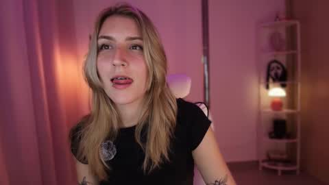 Linda Sofia help me get to 100 thumbs up online show from December 2025 04:31:02 AM