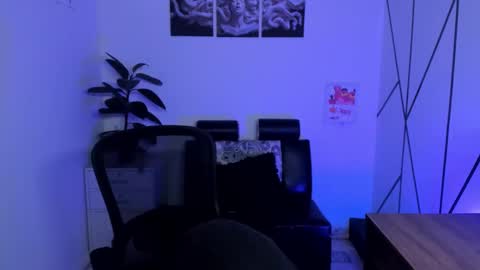 james_adamss_ online show from November 2025 12:19:02 PM