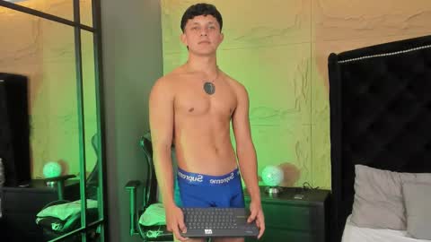 jamesgolden_ online show from November 2025 07:24:02 PM