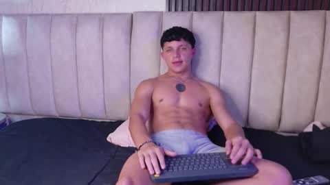 jamesgolden_ online show from December 2025 11:25:02 PM