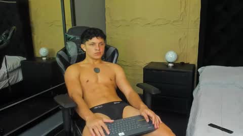 jamesgolden_ online show from December 2025 02:26:01 PM